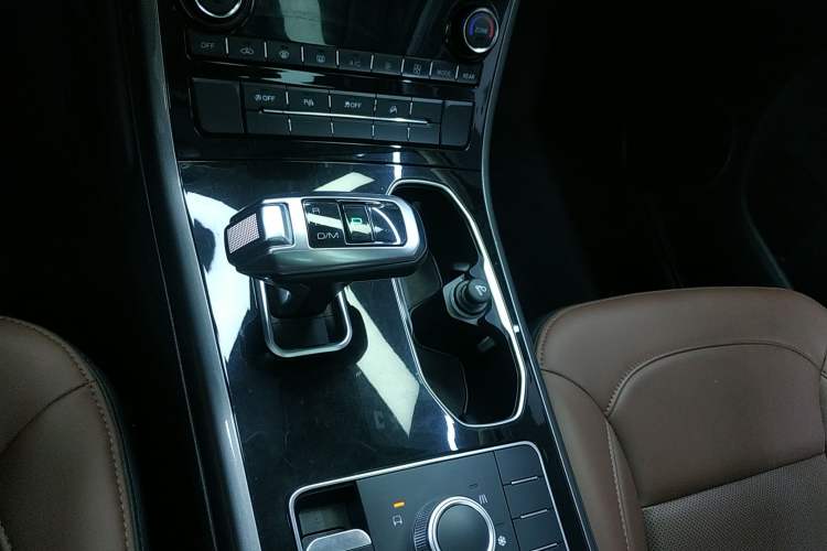 Used Haval H8 2017 2.0T Gasoline Two-Wheel Drive Smart Edition Gear Lever