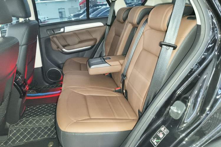 Used Haval H8 2017 2.0T Gasoline Two-Wheel Drive Smart Edition Interior 1