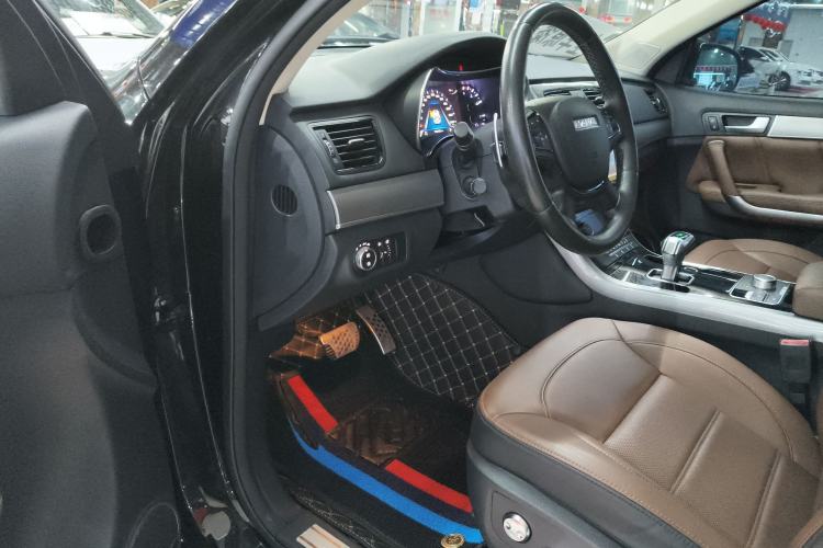 Used Haval H8 2017 2.0T Gasoline Two-Wheel Drive Smart Edition Interior 2