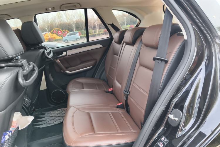 Used Haval H8 2017 2.0T Gasoline Two-Wheel Drive Smart Edition Interior 4