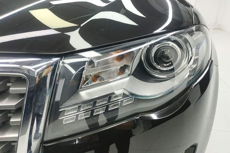 Used Haval H8 2017 2.0T Gasoline Two-Wheel Drive Smart Edition Left Front Headlight
