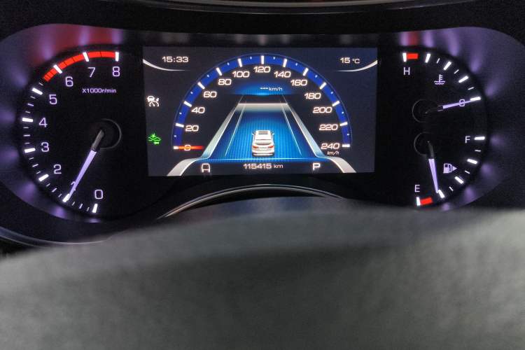 Used Haval H8 2017 2.0T Gasoline Two-Wheel Drive Smart Edition Odometer Close Up