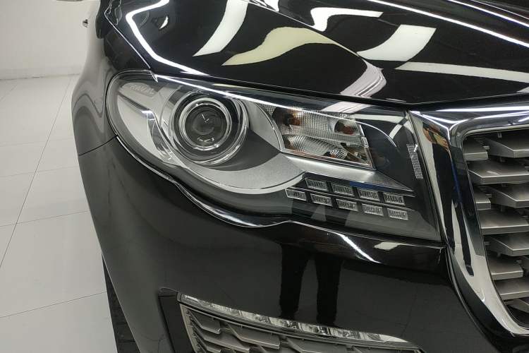 Used Haval H8 2017 2.0T Gasoline Two-Wheel Drive Smart Edition Right Front Headlight