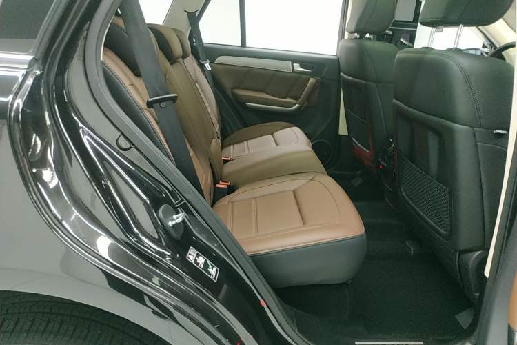 Used Haval H8 2017 2.0T Gasoline Two-Wheel Drive Smart Edition Right Rear Seat