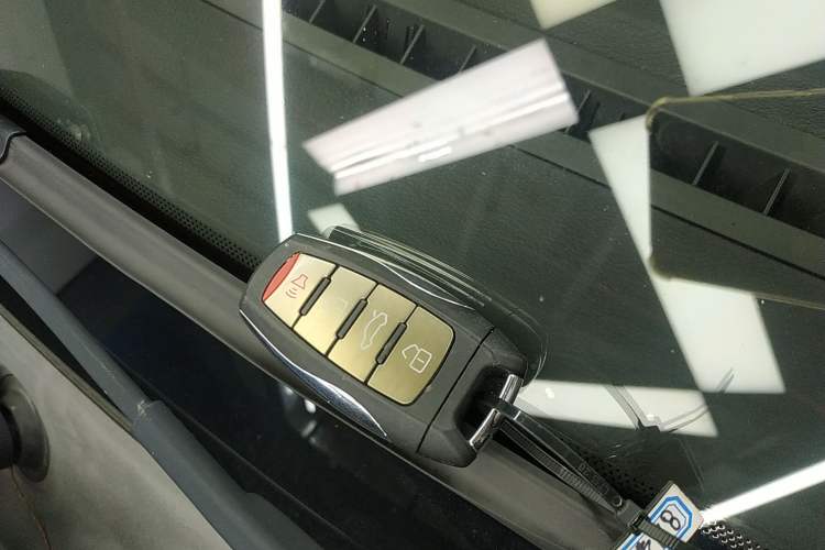 Used Haval H8 2017 2.0T Gasoline Two-Wheel Drive Smart Edition Vehicle Key