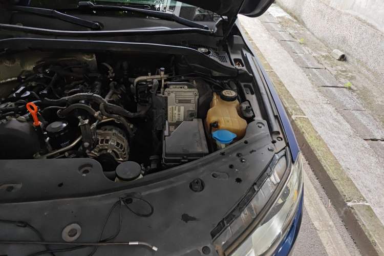 Used Haval H8 2017 2.0T Gasoline Two-Wheel Drive Smart Edition Engine Bay Left