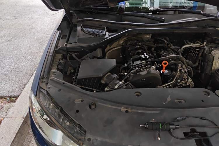 Used Haval H8 2017 2.0T Gasoline Two-Wheel Drive Smart Edition Engine Bay Right