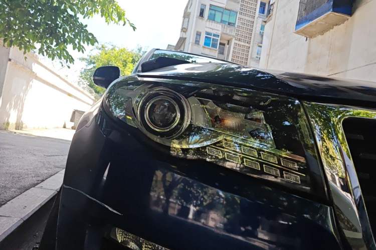 Used Haval H8 2017 2.0T Gasoline Two-Wheel Drive Smart Edition Right Front Headlight