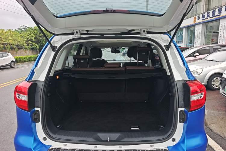 Used Haval H8 2017 2.0T Gasoline Two-Wheel Drive Enjoyment Version Trunk
