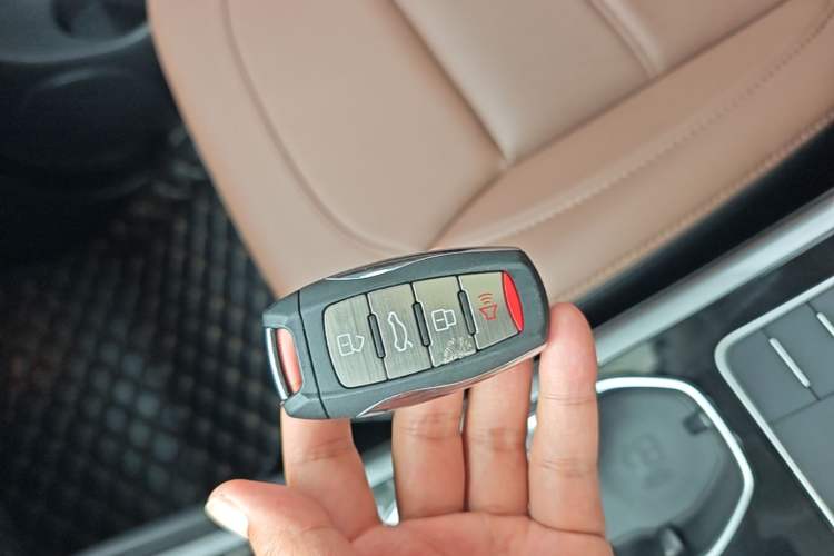 Used Haval H8 2017 2.0T Gasoline Two-Wheel Drive Enjoyment Version Vehicle Key