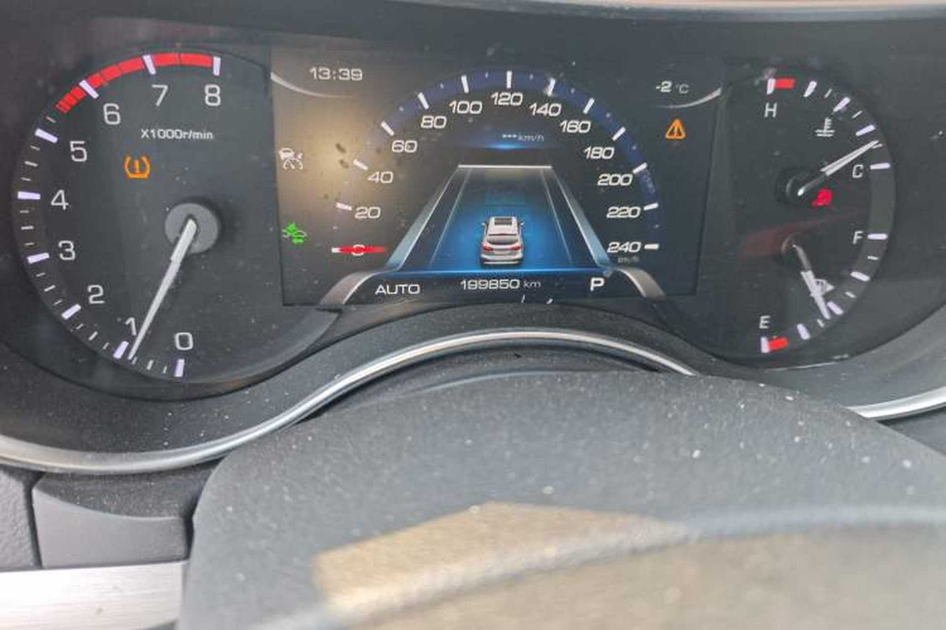 Used Haval H8 2017 2.0T Gasoline Four-Wheel Drive Luxury Model Odometer Close Up
