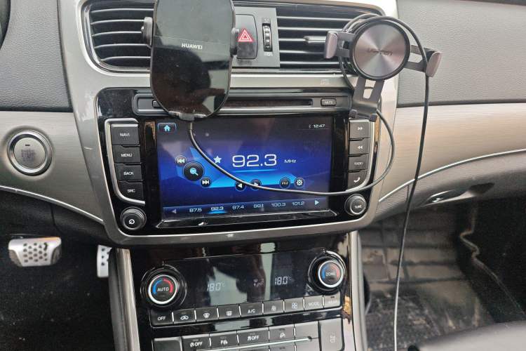 Used Haval H8 2017 2.0T Gasoline Four-Wheel Drive Luxury Model Audio And AC Panel