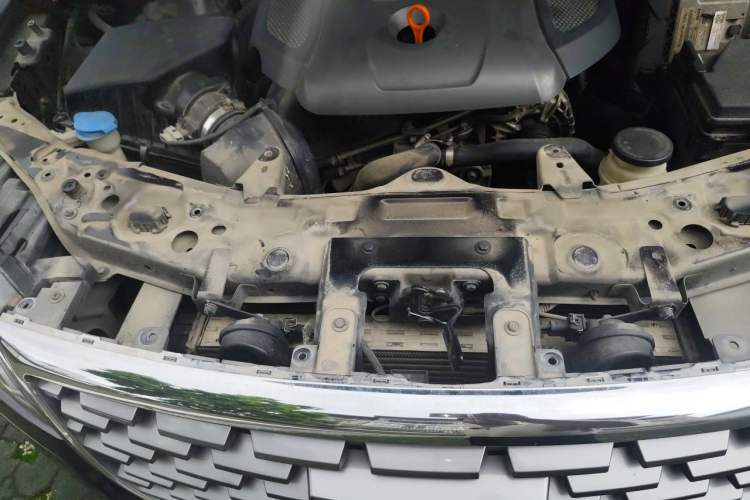 Used Haval H8 2017 2.0T Gasoline Four-Wheel Drive Luxury Model Engine Bay