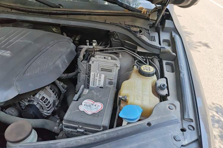 Used Haval H8 2017 2.0T Gasoline 4x4 Smart Enjoyment Version Engine Bay Left