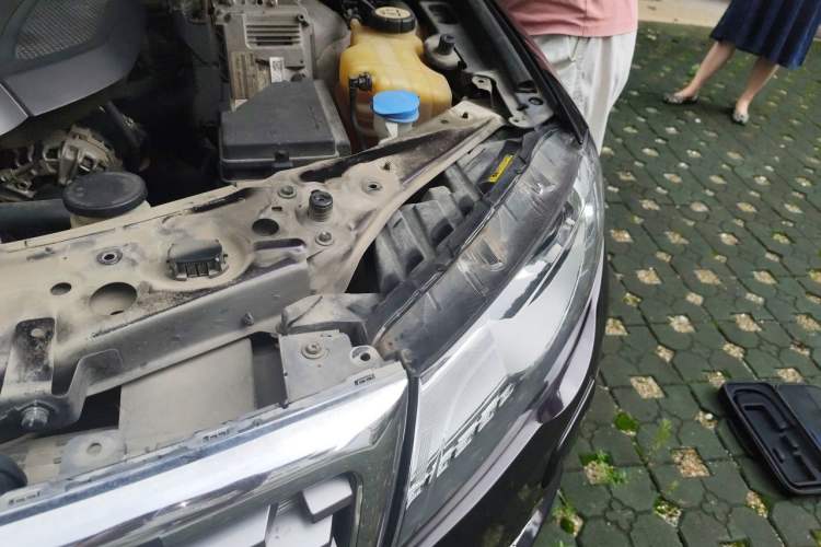 Used Haval H8 2017 2.0T Gasoline Four-Wheel Drive Luxury Model Engine Bay Left
