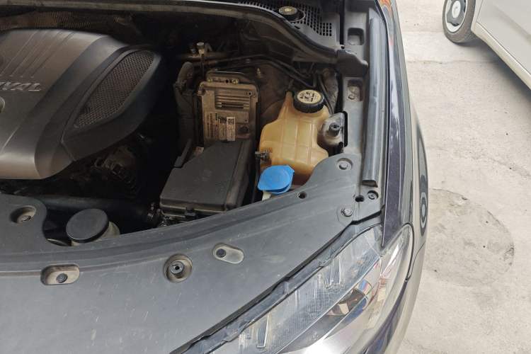 Used Haval H8 2017 2.0T Gasoline Four-Wheel Drive Luxury Model Engine Bay Left