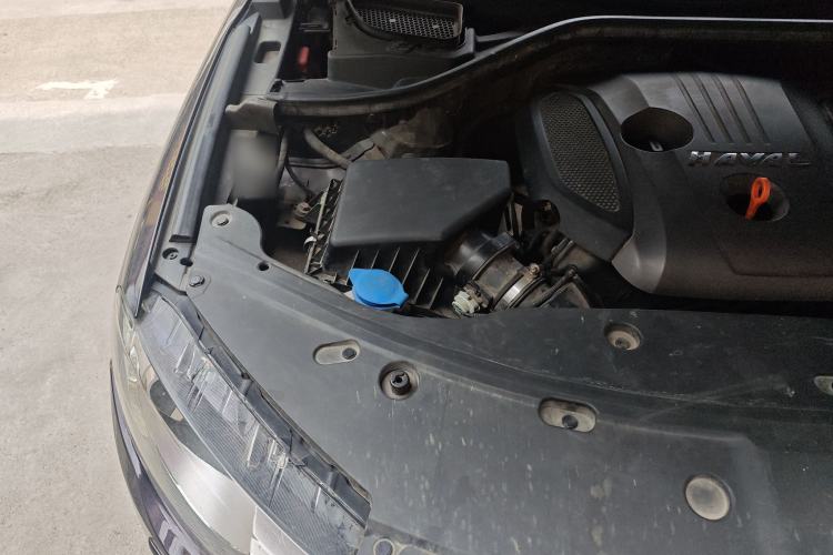 Used Haval H8 2017 2.0T Gasoline Four-Wheel Drive Luxury Model Engine Bay Right