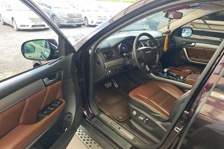 Used Haval H8 2017 2.0T Gasoline Two-Wheel Drive Enjoyment Version Interior 3