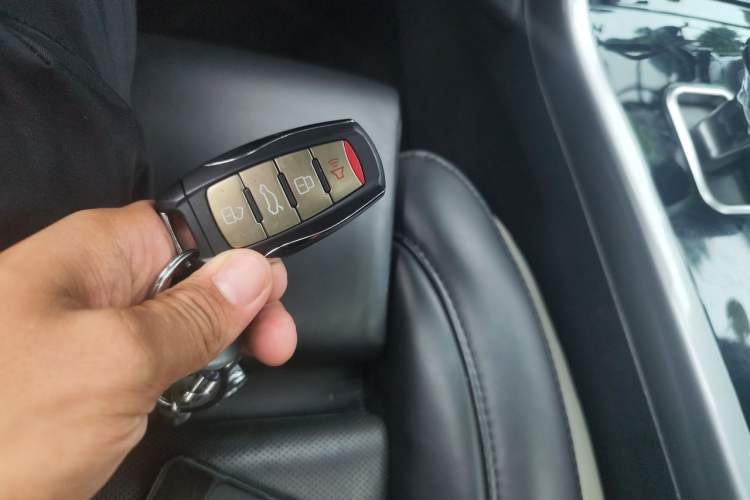 Used Haval H8 2017 2.0T Gasoline Four-Wheel Drive Luxury Model Vehicle Key
