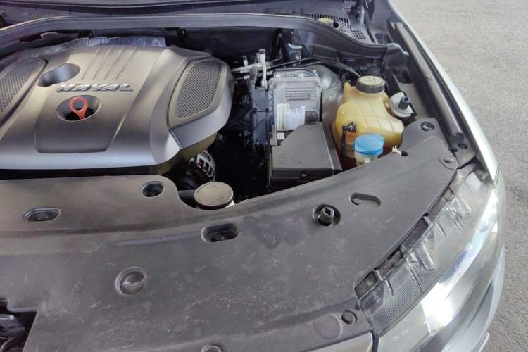 Used Haval H8 2017 2.0T Gasoline Four-Wheel Drive Luxury Model Engine Bay Left