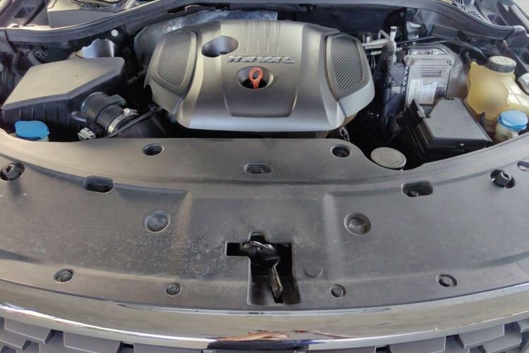 Used Haval H8 2017 2.0T Gasoline Four-Wheel Drive Luxury Model Engine Bay