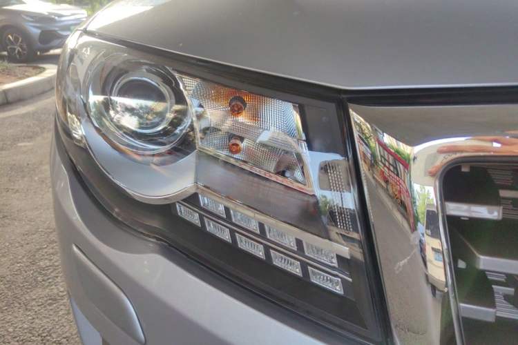Used Haval H8 2017 2.0T Gasoline Four-Wheel Drive Luxury Model Right Front Headlight