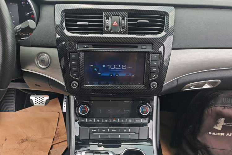 Used Haval H8 2017 2.0T Gasoline Two-Wheel Drive Smart Edition Audio And AC Panel
