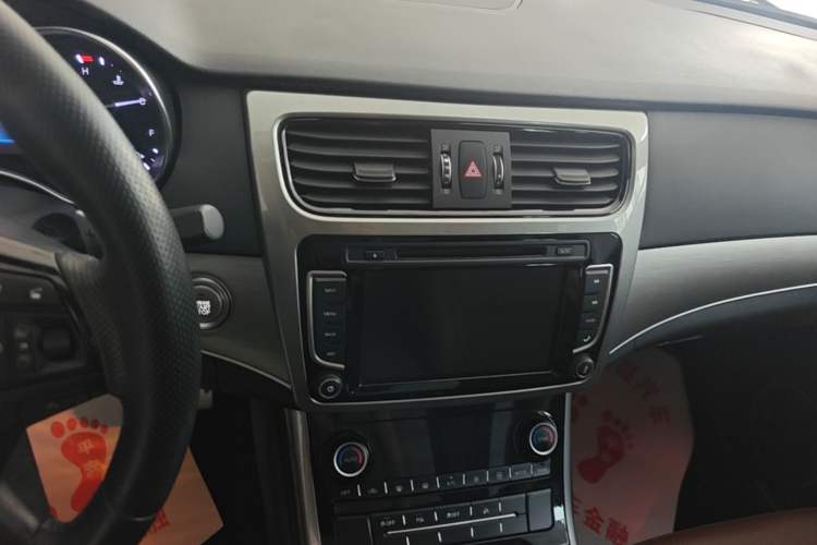 Used Haval H8 2017 2.0T Gasoline Two-Wheel Drive Smart Edition Audio And AC Panel