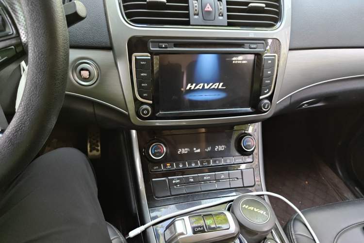 Used Haval H8 2017 2.0T Gasoline Two-Wheel Drive Enjoyment Version Audio And AC Panel