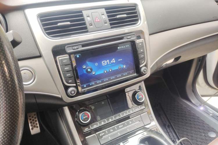 Used Haval H8 2017 2.0T Gasoline Two-Wheel Drive Smart Edition Audio And AC Panel
