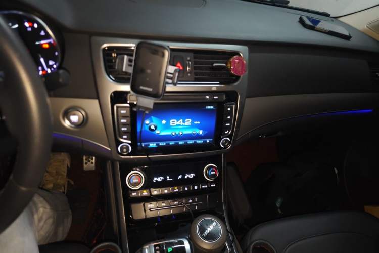 Used Haval H8 2017 2.0T Gasoline Two-Wheel Drive Smart Edition Audio And AC Panel