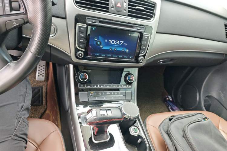 Used Haval H8 2017 2.0T Gasoline 4x4 Enjoyment Model Audio And AC Panel