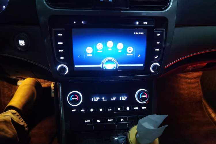 Used Haval H8 2017 2.0T Gasoline Two-Wheel Drive Smart Edition Audio And AC Panel