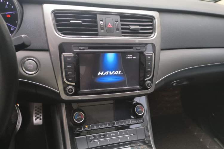 Used Haval H8 2017 2.0T Gasoline Two-Wheel Drive Smart Edition Audio And AC Panel
