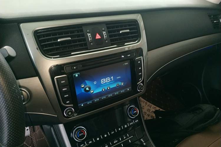 Used Haval H8 2017 2.0T Gasoline Two-Wheel Drive Smart Edition Audio And AC Panel