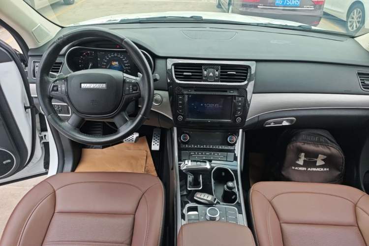 Used Haval H8 2017 2.0T Gasoline Two-Wheel Drive Smart Edition Center Console