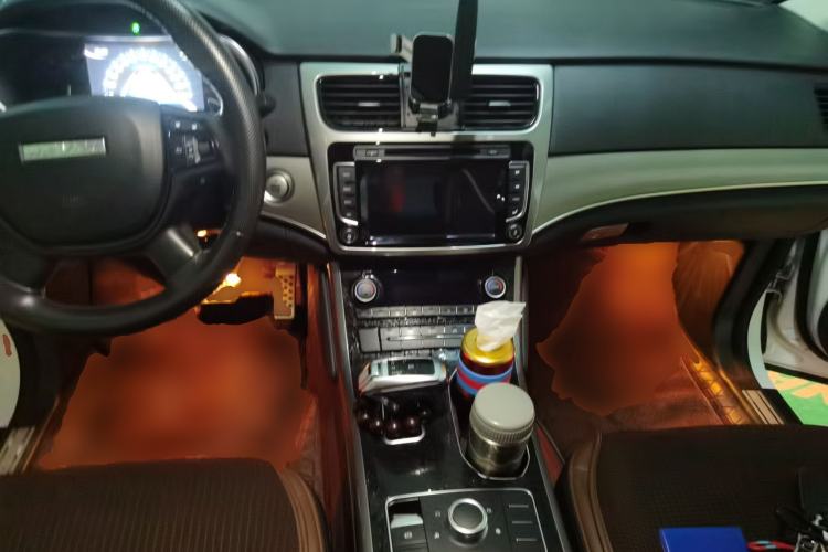 Used Haval H8 2017 2.0T Gasoline Two-Wheel Drive Smart Edition Center Console