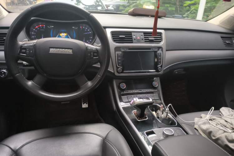 Used Haval H8 2017 2.0T Gasoline Two-Wheel Drive Smart Edition Center Console