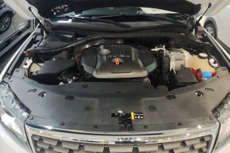 Used Haval H8 2017 2.0T Gasoline Two-Wheel Drive Enjoyment Version Engine Bay