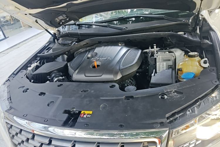 Used Haval H8 2017 2.0T Gasoline Two-Wheel Drive Enjoyment Version Engine Bay