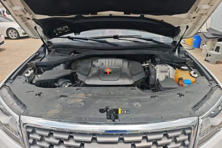Used Haval H8 2017 2.0T Gasoline Two-Wheel Drive Smart Edition Engine Bay