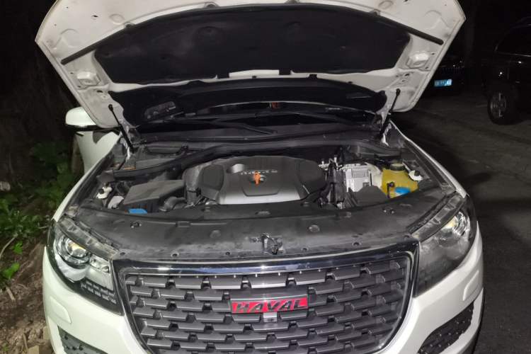 Used Haval H8 2017 2.0T Gasoline Four-Wheel Drive Luxury Model Engine Bay