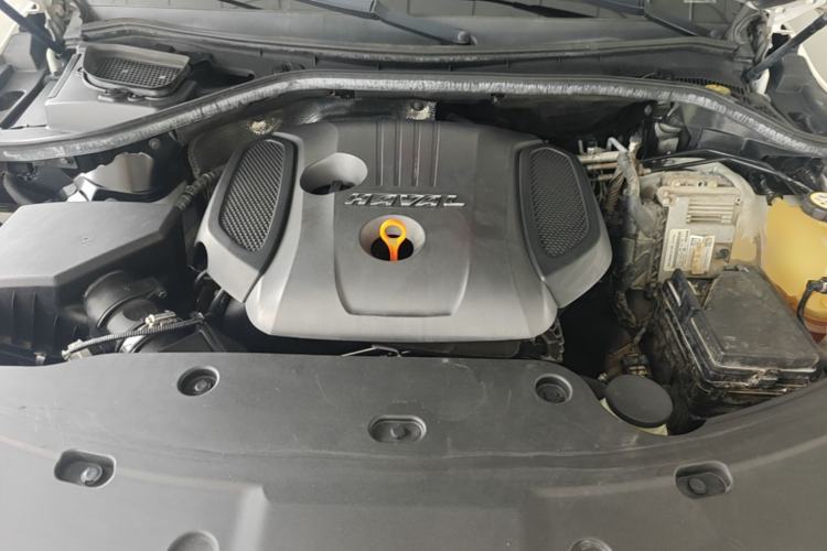 Used Haval H8 2017 2.0T Gasoline Two-Wheel Drive Smart Edition Engine Bay