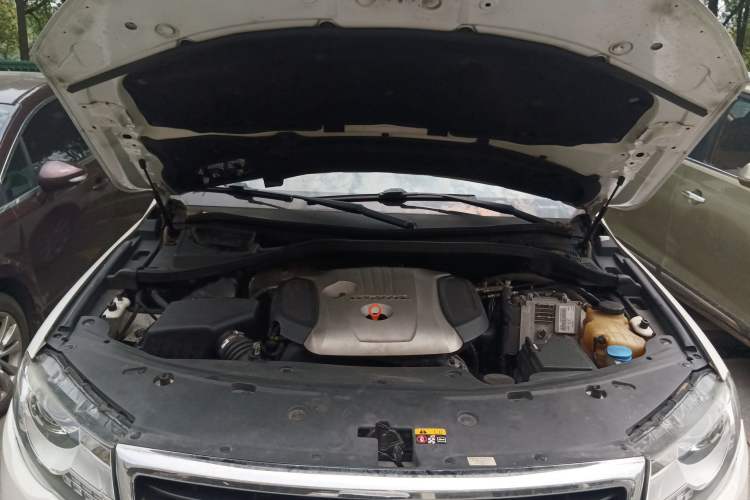 Used Haval H8 2017 2.0T Gasoline Two-Wheel Drive Enjoyment Version Engine Bay