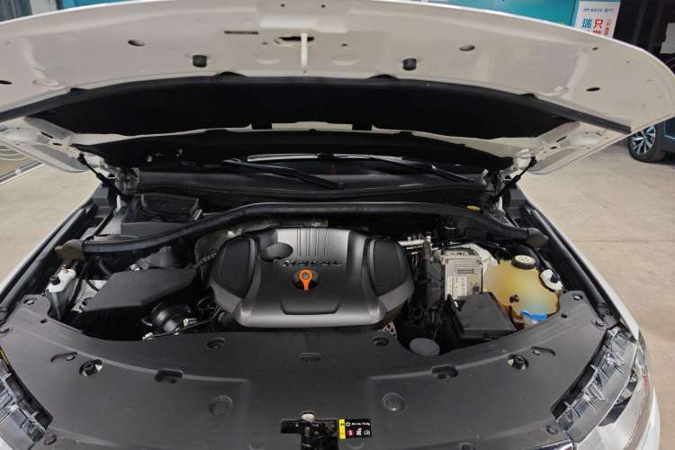 Used Haval H8 2017 2.0T Gasoline Two-Wheel Drive Smart Edition Engine Bay