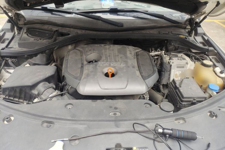 Used Haval H8 2017 2.0T Gasoline Two-Wheel Drive Smart Edition Engine Bay