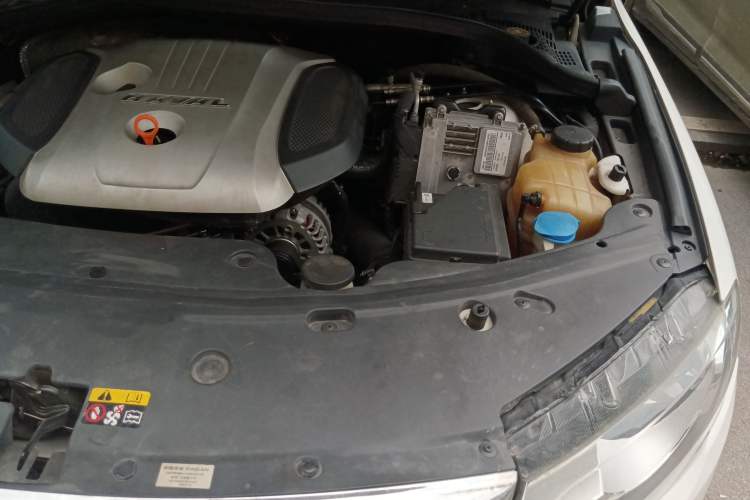 Used Haval H8 2017 2.0T Gasoline Two-Wheel Drive Enjoyment Version Engine Bay Left