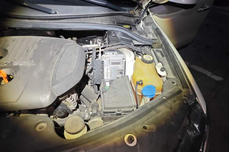 Used Haval H8 2017 2.0T Gasoline Two-Wheel Drive Smart Edition Engine Bay Left