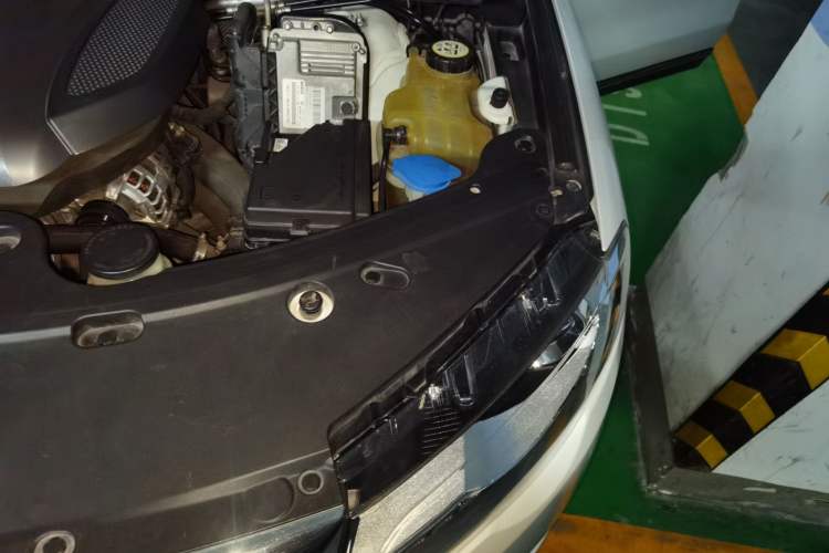 Used Haval H8 2017 2.0T Gasoline Two-Wheel Drive Smart Edition Engine Bay Left