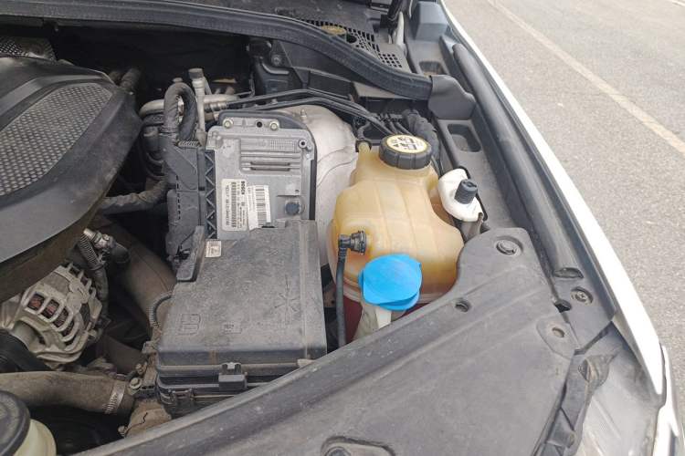 Used Haval H8 2017 2.0T Gasoline Two-Wheel Drive Smart Edition Engine Bay Left